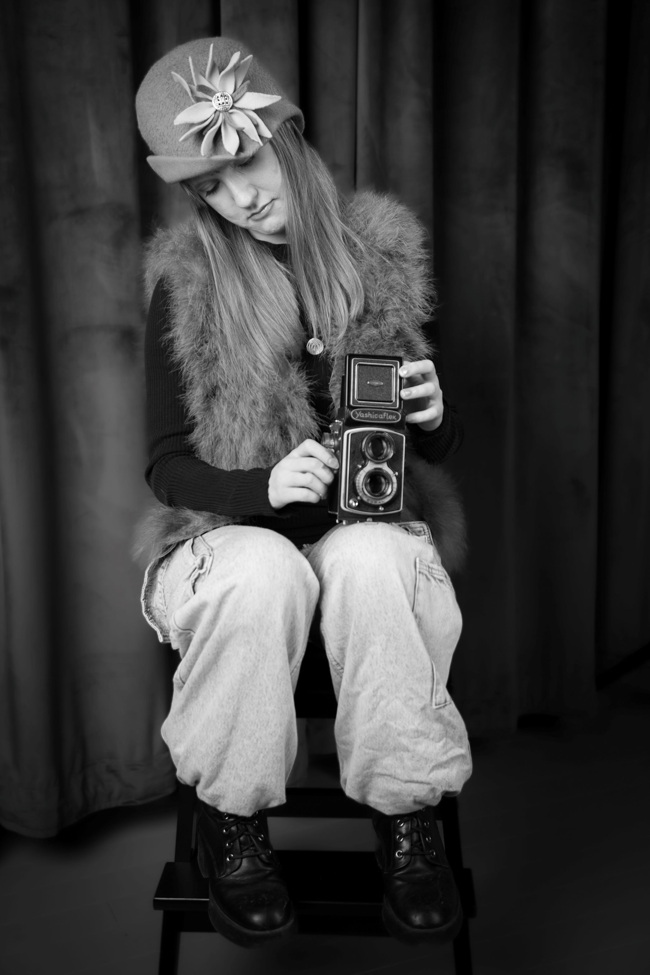 Laura ja vanha kamera.jpg