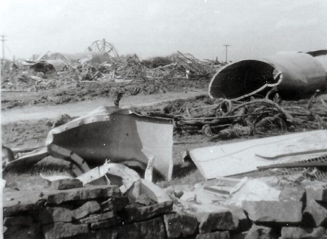 Emley_Moor_Mast_Wreckage.jpg