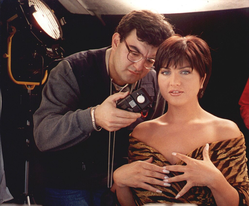 1024px-Erkan_Umut_shoots_Sibel_Can.jpg